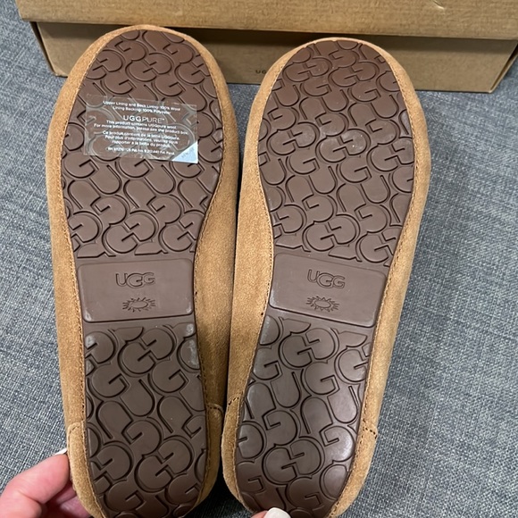 *new* kids Ugg Slippers - Picture 6 of 7